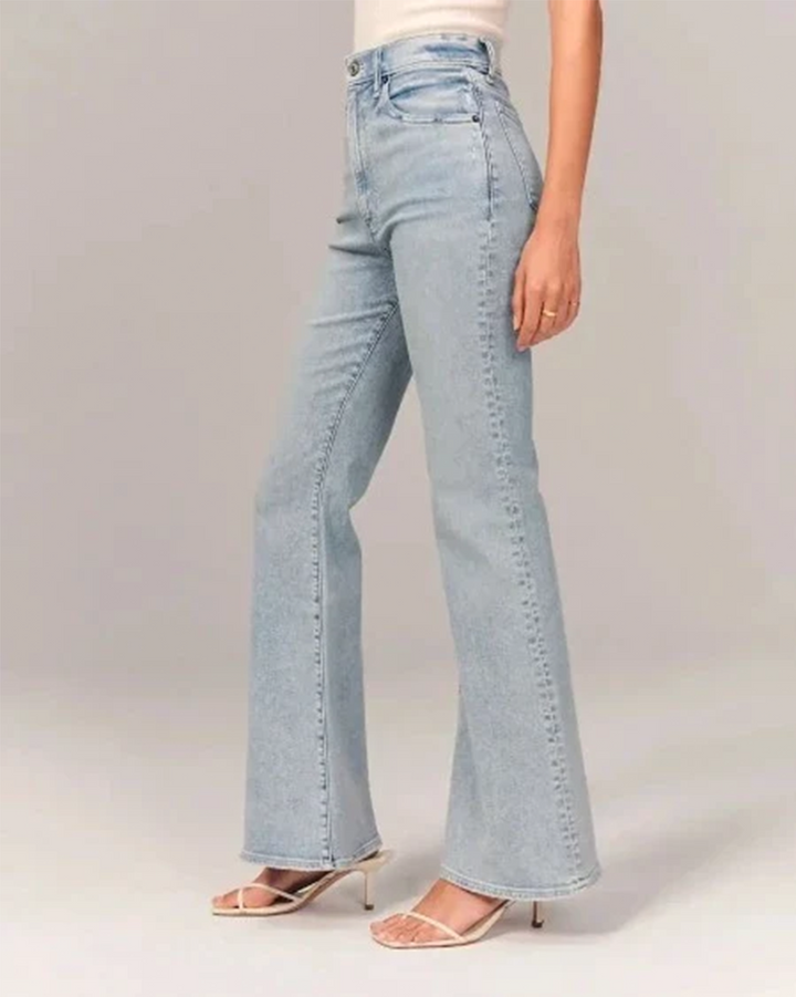 Dark blue women's high-waisted flare leg jeans. Fashionable and versatile trousers, ideal for a chic everyday outfit.
