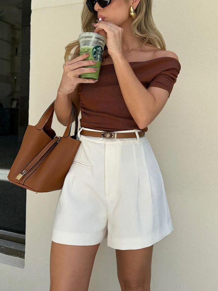 Chic women's tailored high-waist shorts in a light fabric, ideal for comfortable summer style.
