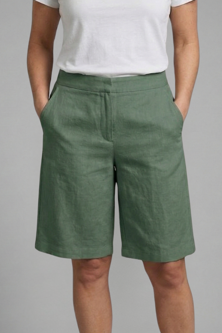 Versatile women's high-waisted tailored summer shorts, relaxed everyday fit, comfortable for chic daytime outfits.