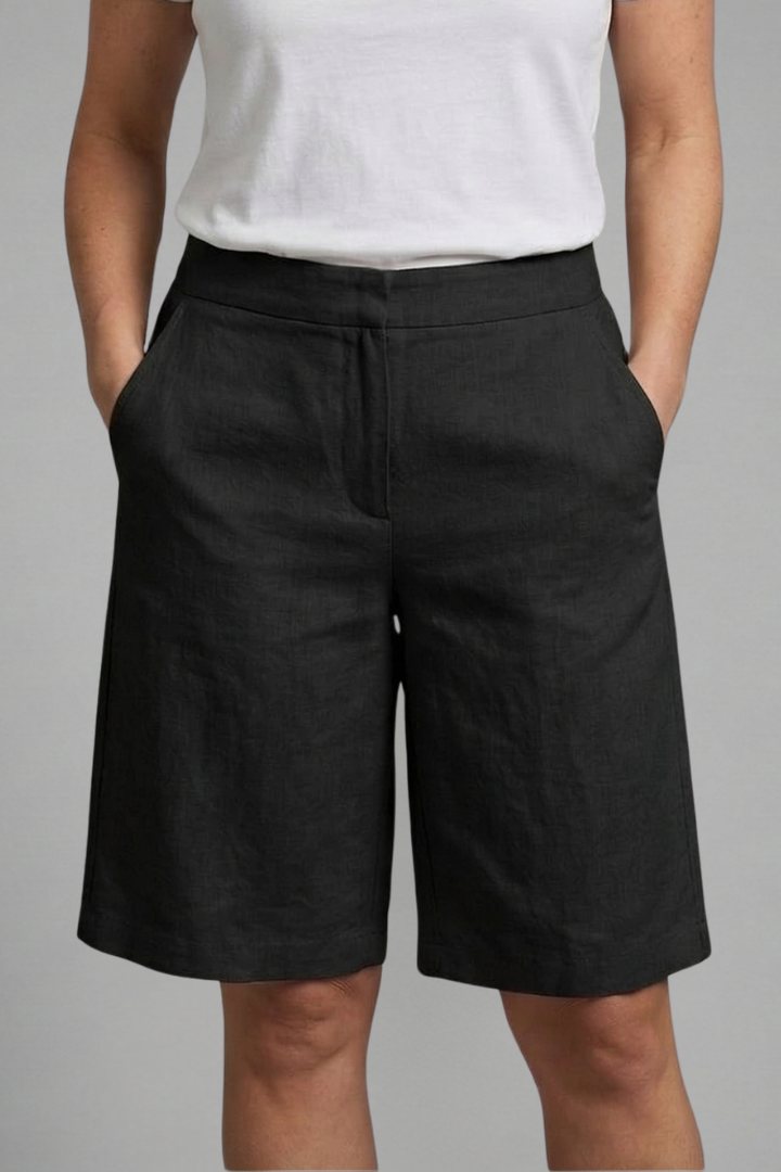 Chic women's high-waisted tailored shorts, relaxed fit, ideal for comfortable summer fashion & versatile casual wear.