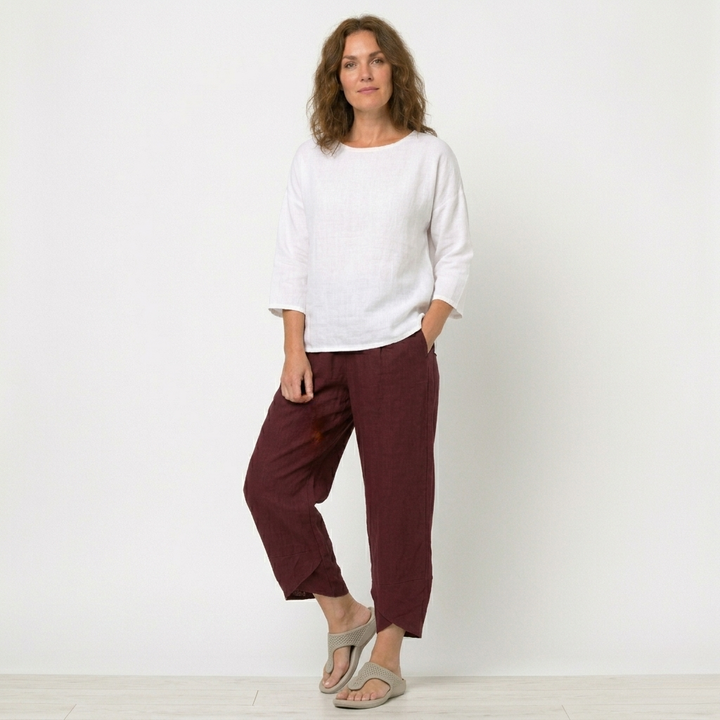 Elegant high-waisted women's trousers featuring a unique tulip hem, perfect for effortless fashion.