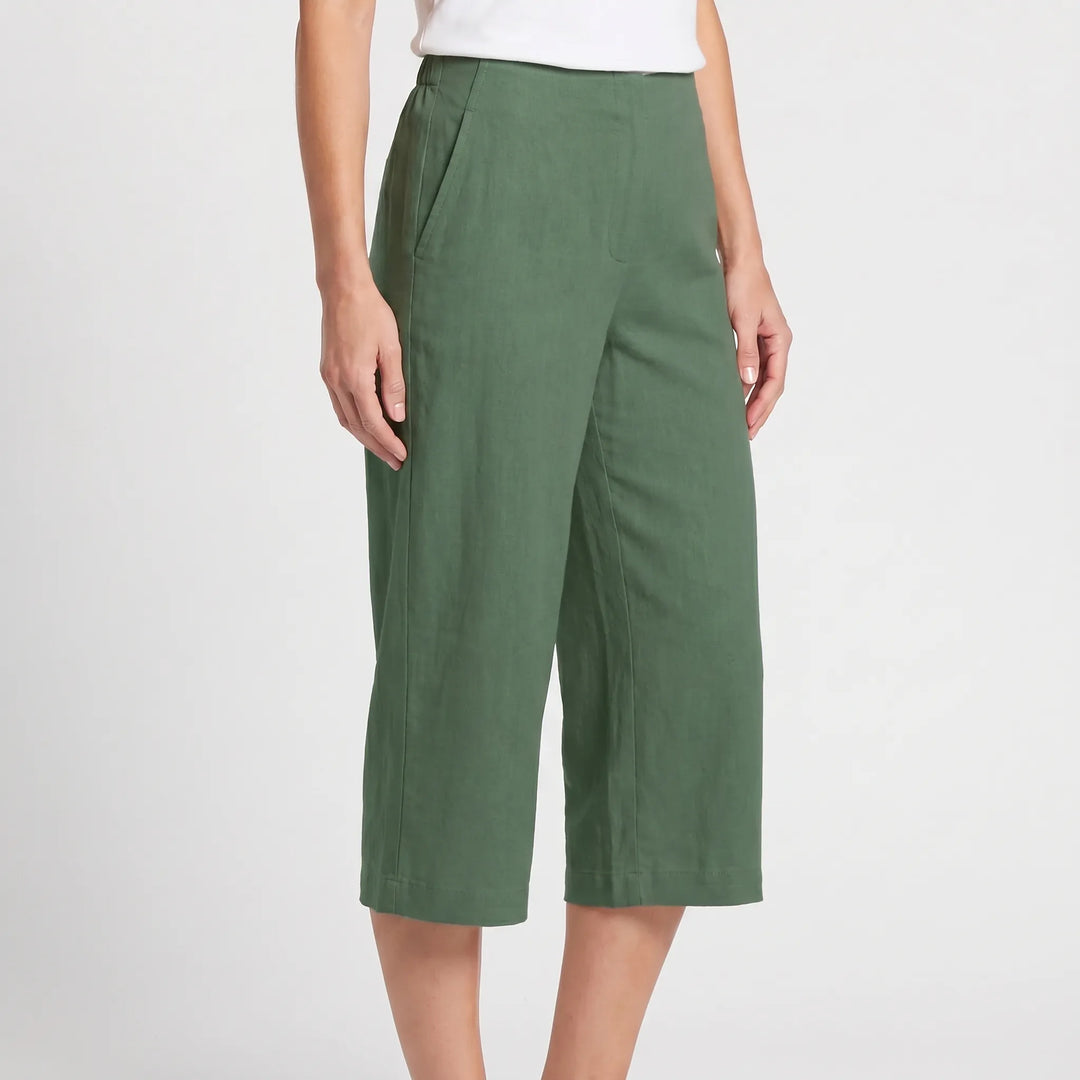 Cropped women's summer trousers, knee-length, in breathable imitation hemp. Ideal for relaxed, warm-weather outfits.