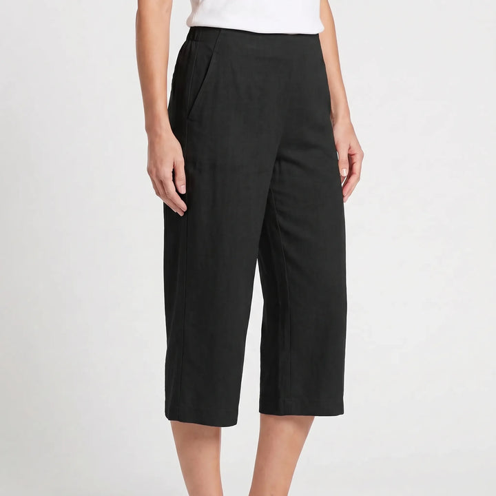 Versatile women's knee-length casual pants. Breathable & lightweight for ultimate summer comfort. Available in green/black.