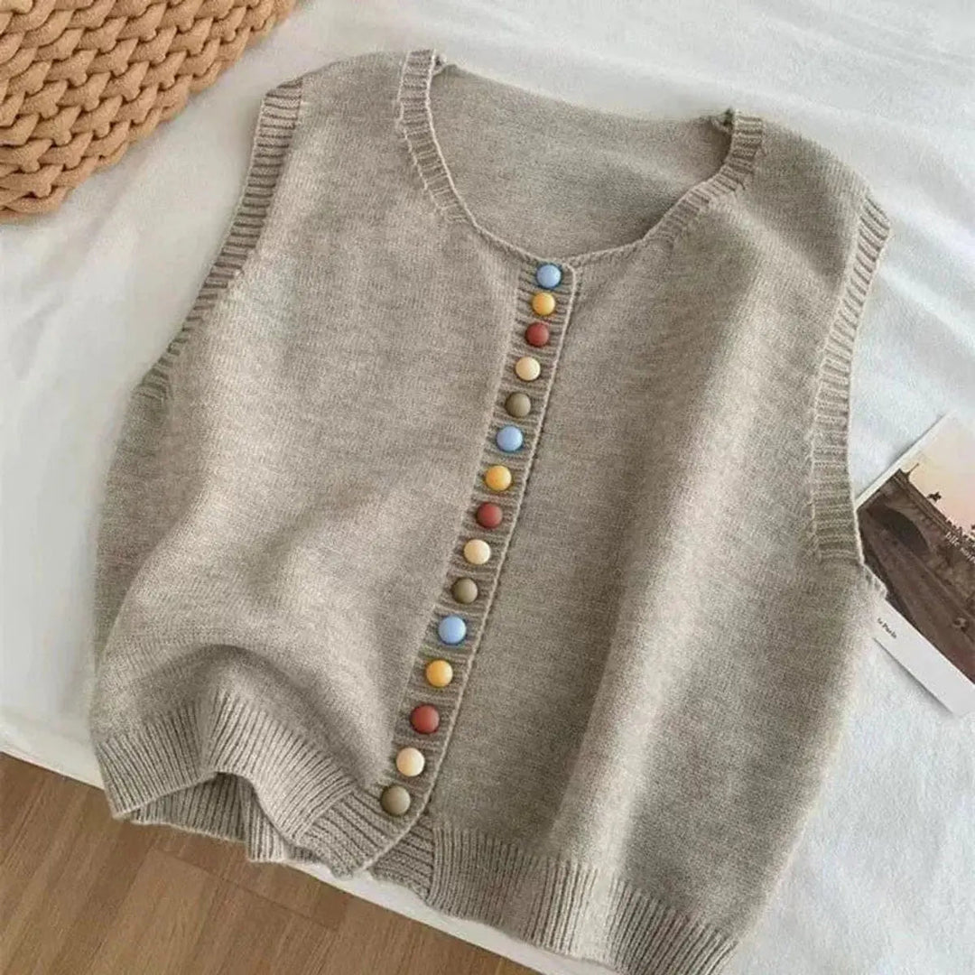 Casual women's button-front knit vest, sleeveless for easy layering. A chic addition to any wardrobe, perfect for fashion.