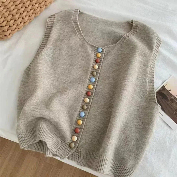 Casual women's button-front knit vest, sleeveless for easy layering. A chic addition to any wardrobe, perfect for fashion.