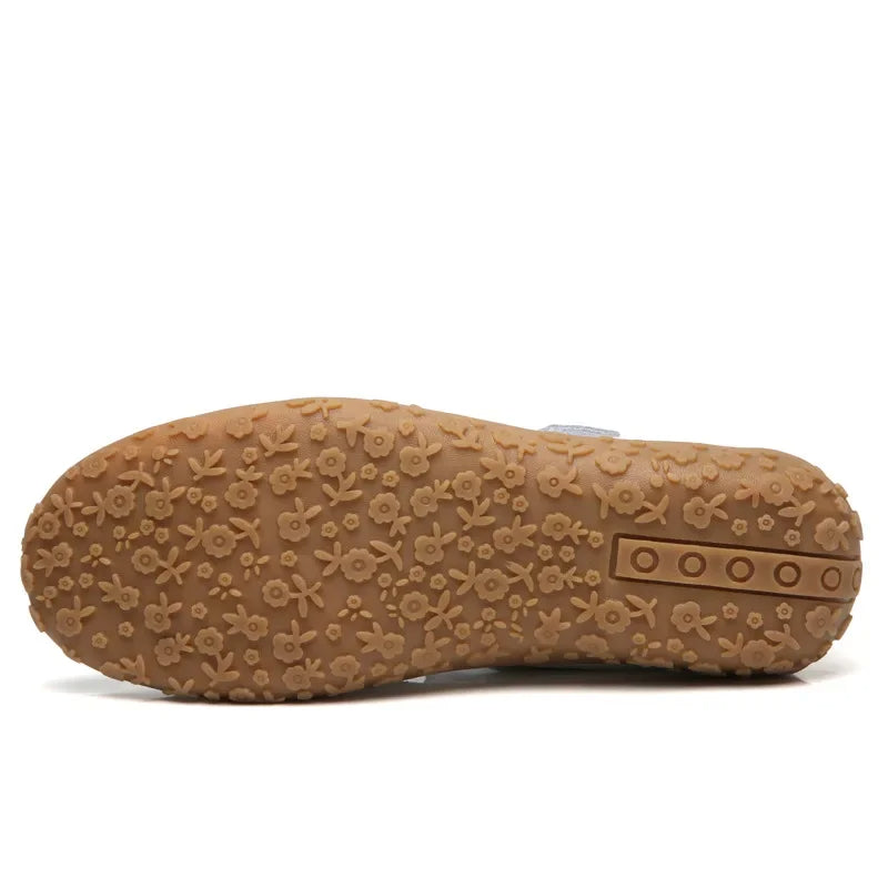 Adjustable women's leather comfort sandals with Velcro, ideal for walking and everyday use.