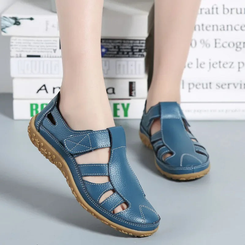 Comfortable women's Velcro sandals with a supportive sole, ideal for everyday casual wear.