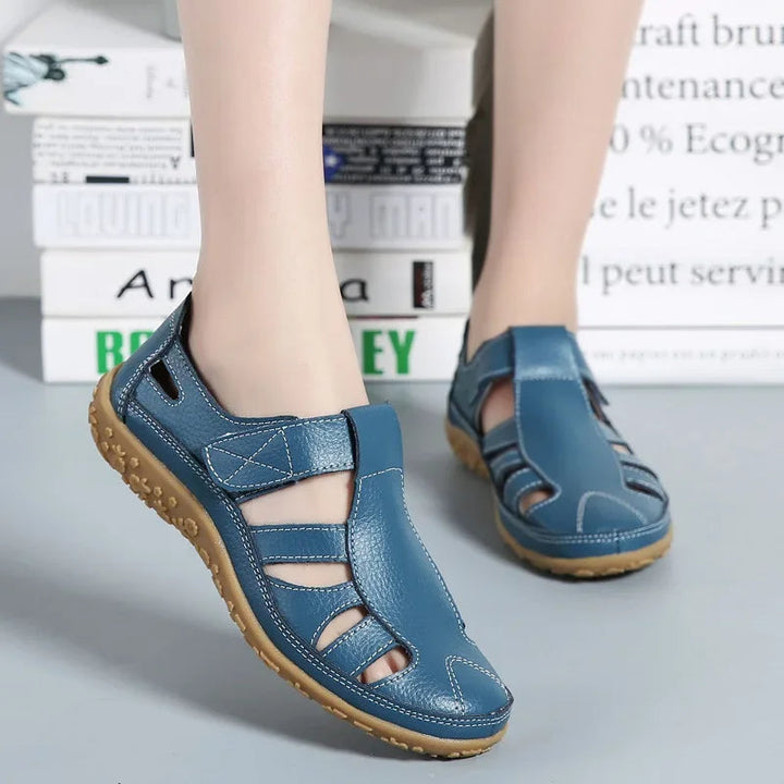 Comfortable women's Velcro sandals with a supportive sole, ideal for everyday casual wear.