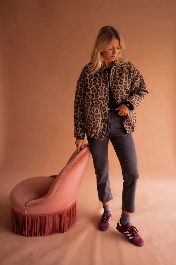 Fashionable women's bomber jacket with striking leopard print. Ideal for a chic, trendy, and comfortable outfit.