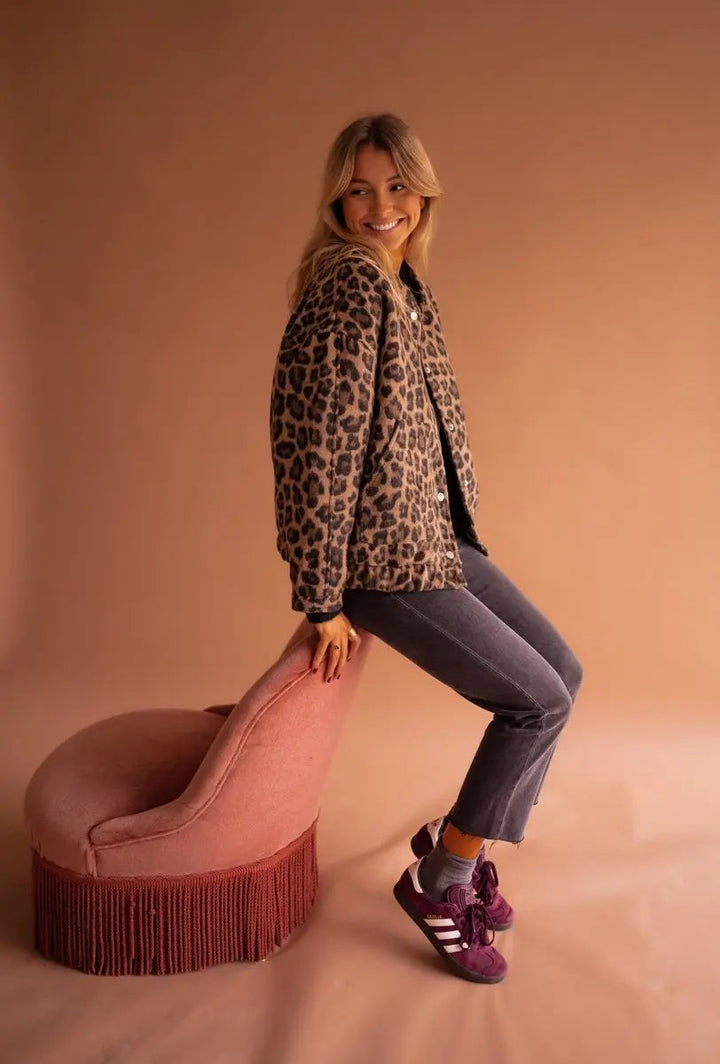 Trendy women's quilted animal print jacket, oversized leopard design for fashionable casual autumn outerwear.