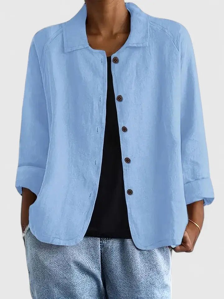 Casual women's button-up jacket, perfect for effortless style & transitional weather.