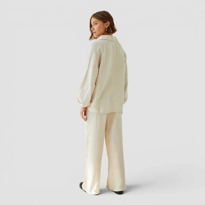 Easy-care breathable women's two-piece set, perfect for summer casual wear.
