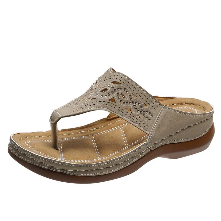 Easy-wear women's sandals: lightweight flip flops featuring supportive arch for ultimate foot comfort.