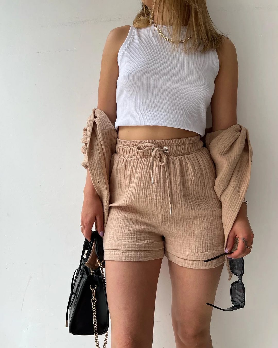 Breathable women's shorts set, relaxed fit, ideal for warm weather, comfort, and everyday style.