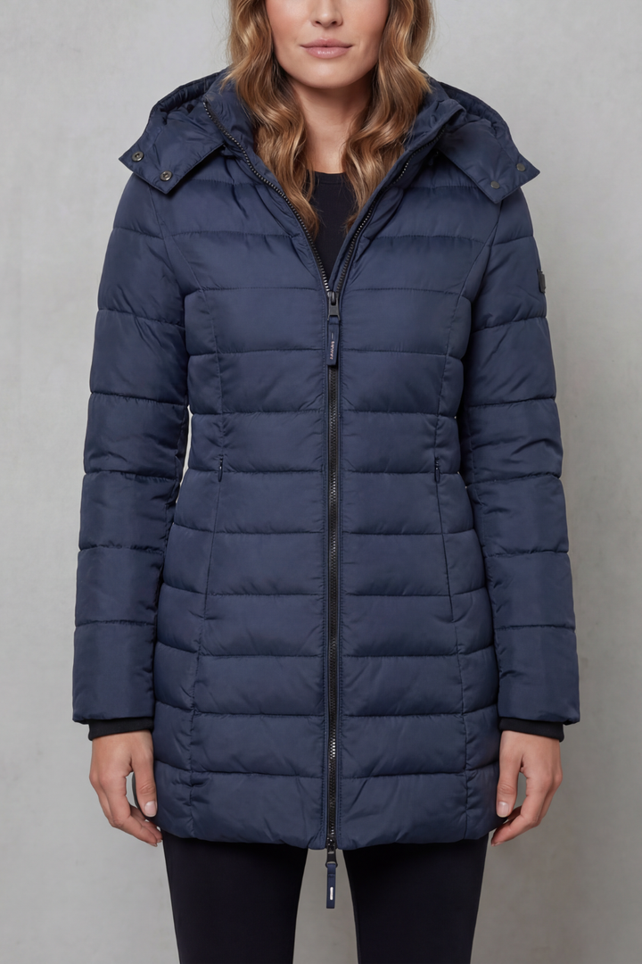 Modern women's quilted puffer jacket, lightweight and warm, an essential piece for fall & winter style.