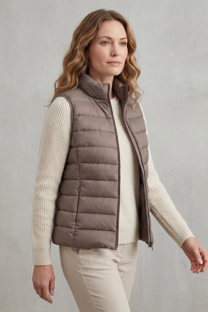 Casual women's quilted vest, ideal for versatile autumn layering.