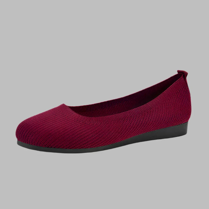 Casual slip-on women's summer footwear, ideal for travel & walking, providing easy fit & comfort.