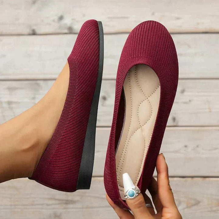 Casual women's flat shoes for summer, featuring lightweight design & easy fit for comfortable walking.