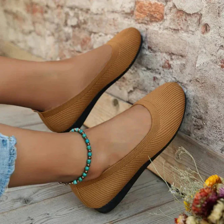 Summer women's flat shoes, breathable & lightweight, providing orthopedic support for long walks.