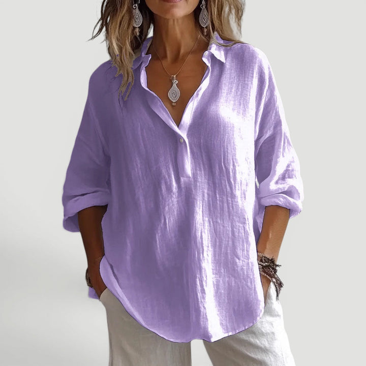 Comfortable everyday wear: women's loose fit casual blouse with relaxed style.