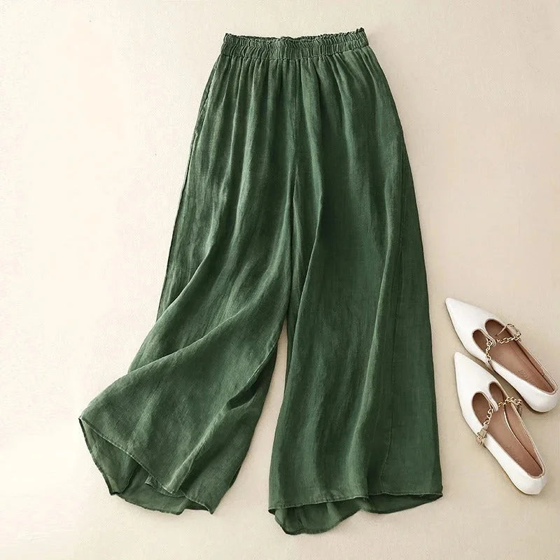 Comfortable women's wide-leg cropped pants, featuring a trendy ruched waist, ideal for versatile casual & elegant wear.