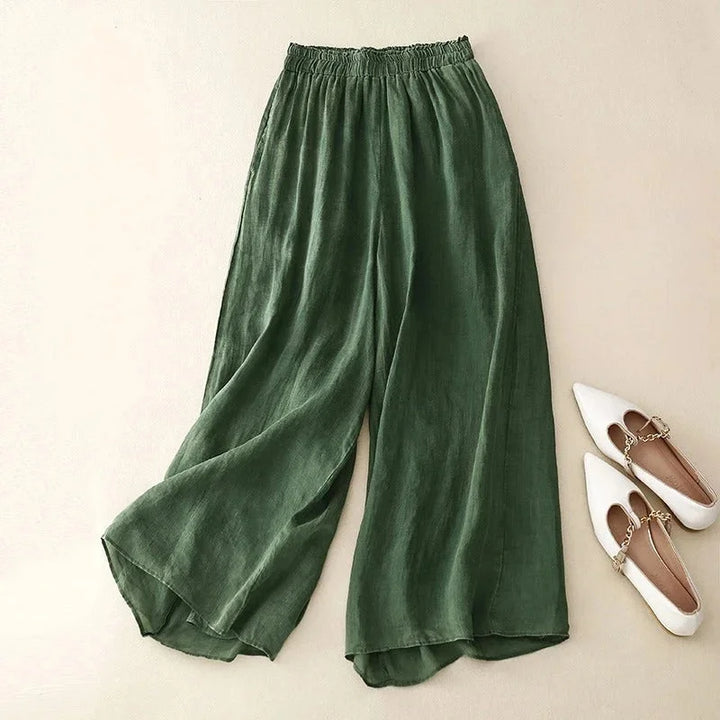 Comfortable women's wide-leg cropped pants, featuring a trendy ruched waist, ideal for versatile casual & elegant wear.