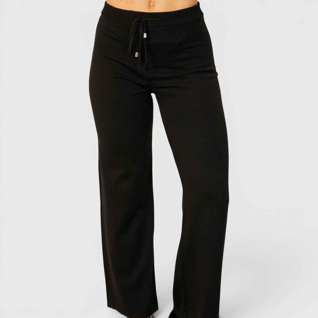 Lucia women's pants: relaxed fit, adjustable waist, ultimate comfort for casual wear.