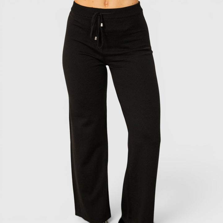 Lucia women's pants: relaxed fit, adjustable waist, ultimate comfort for casual wear.