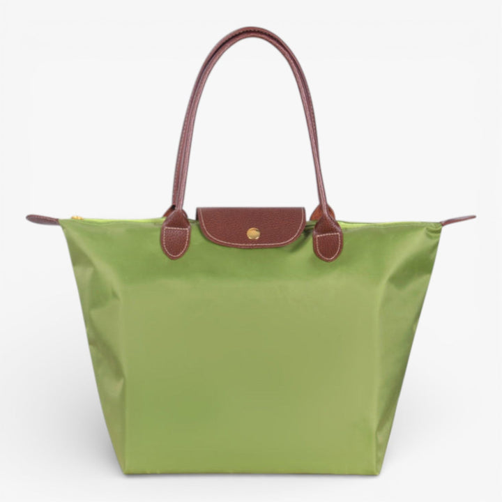 Fashionable women's luxury shoulder bag, spacious design, secure zip, and elegant style to elevate any look.