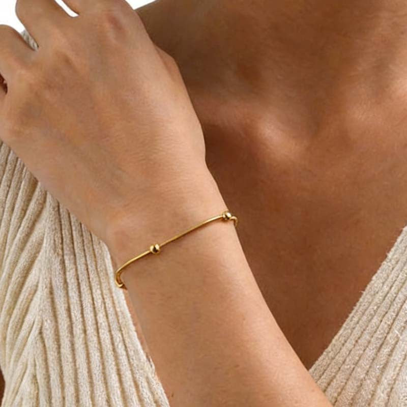 Chic silver tone minimalist charm jewelry for women. Everyday elegant accessory, wear as bracelet or anklet.