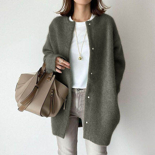 Women's longline button cardigan, a minimalist layering piece for versatile, elegant autumn style.