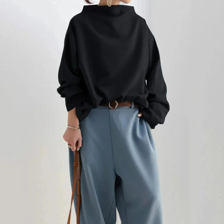 Women's minimalist loose-fit top, perfect for comfortable everyday style. Simple design, versatile casual wear.