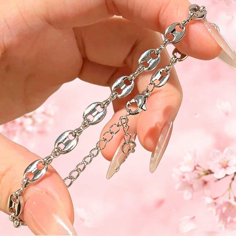 Elegant women's linked chain necklace, featuring a bold, chunky design for a contemporary look.