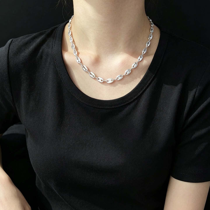 Modern chunky linked chain necklace, perfect as an elegant fashion gift for her, high-quality.