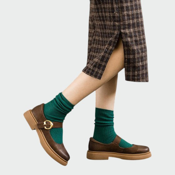 Comfortable women's Mary Jane shoes, elegant two-tone style, block heel, adjustable strap for women's footwear.