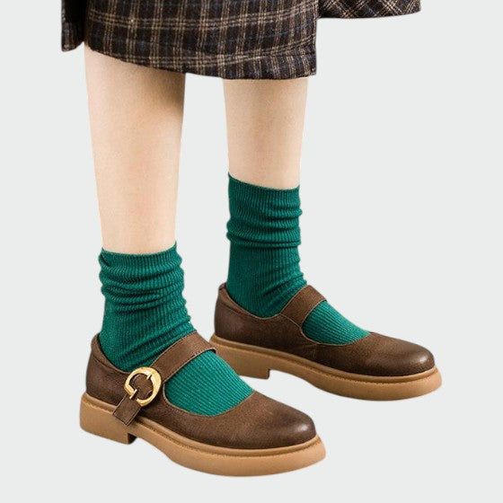 Modern women's Mary Jane shoes, comfortable block heel, elegant design, classic adjustable strap for daily wear.