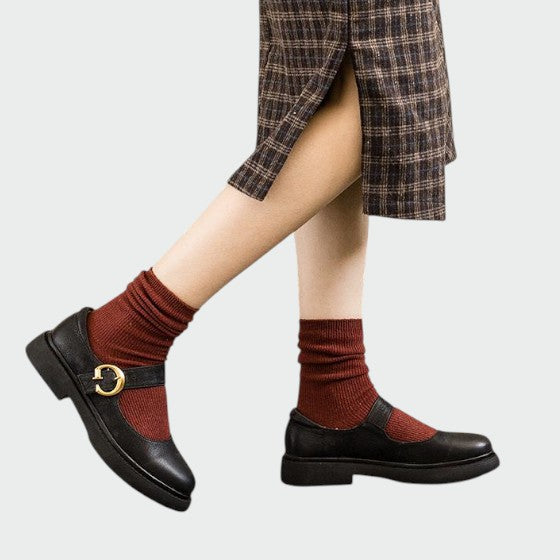 Chic women's Mary Jane shoes, comfortable block heel, elegant classic design, adjustable strap for everyday.