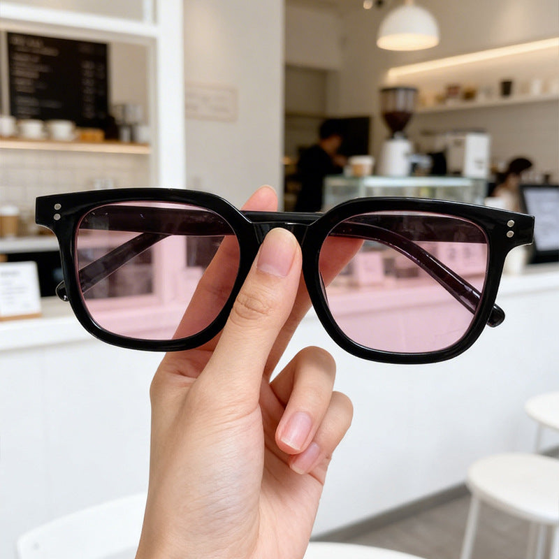 Elegant women's oversized square sunglasses with UV protection, black frame for a chic and modern style.