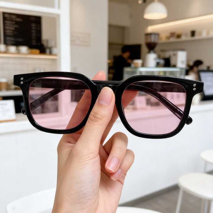 Elegant women's oversized square sunglasses with UV protection, black frame for a chic and modern style.