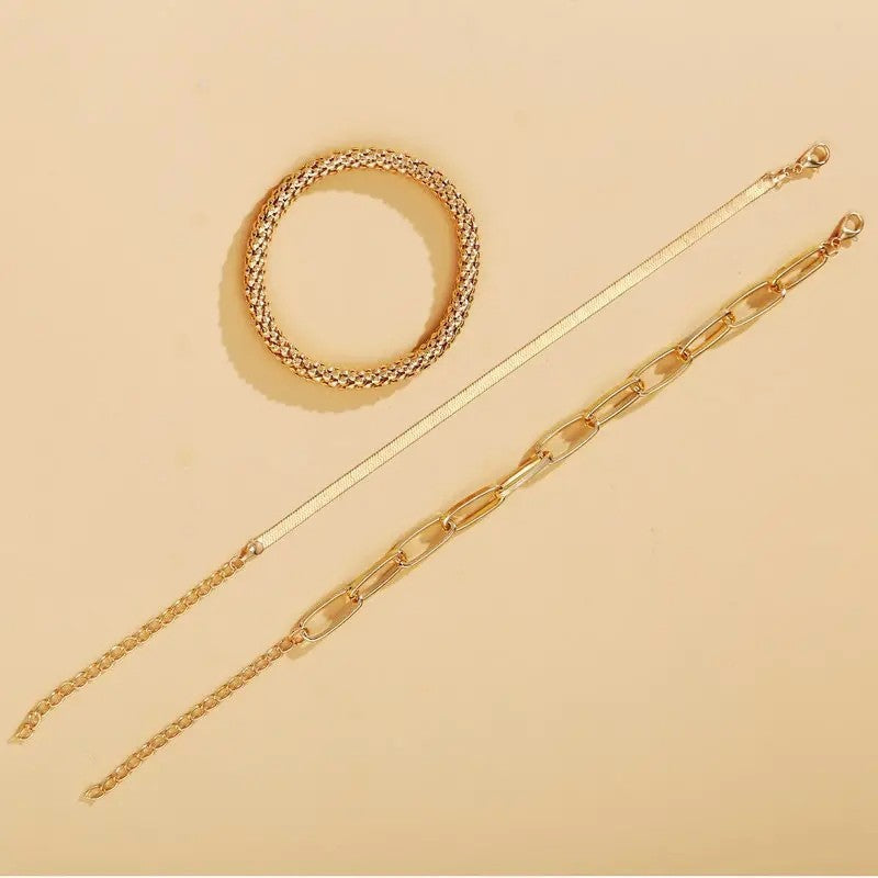 Elegant women's jewelry: a multi-textured chain bracelet set, adjustable, in gold & silver hues.