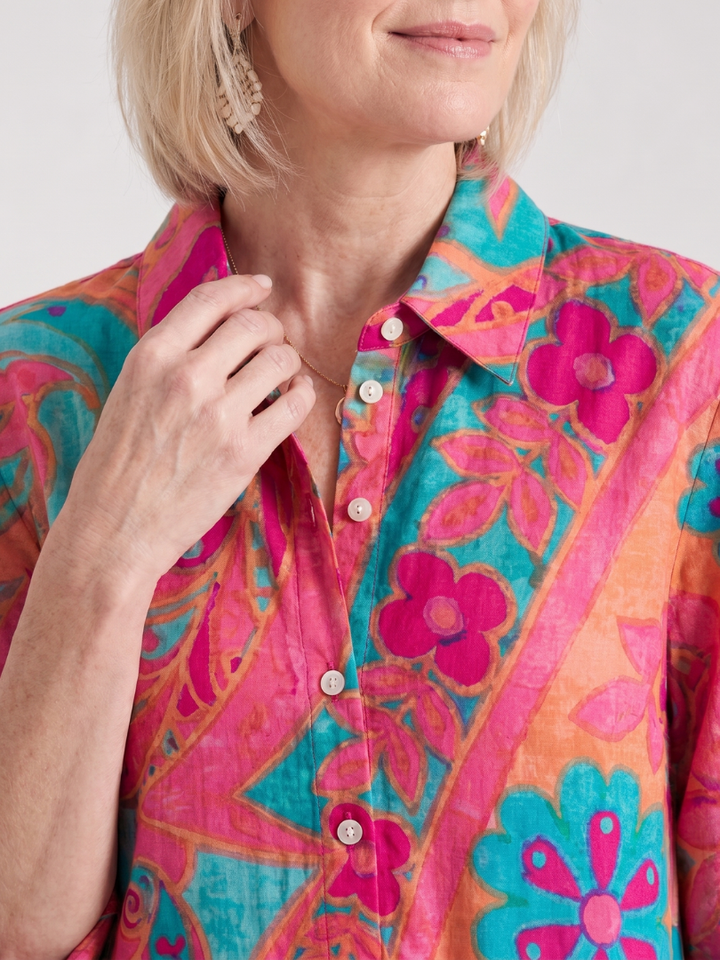 Chic women's collared midi dress, featuring a vibrant print, button front, and comfortable three-quarter sleeves.