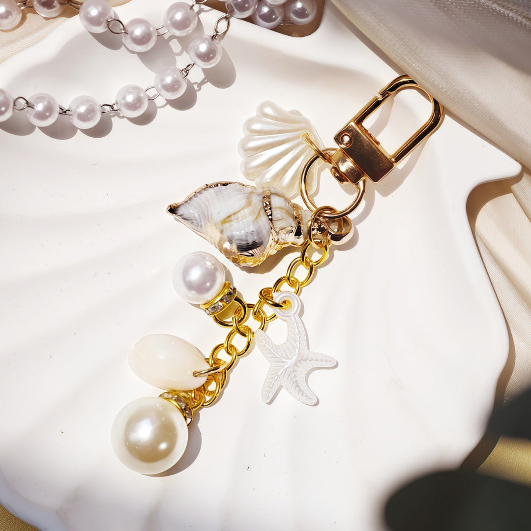 Seaside-themed women's keychain, a charming coastal accessory with marine shell and starfish charms.