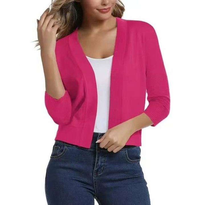 Versatile women's 3/4 sleeve cropped cardigan, an essential for endless outfit possibilities.