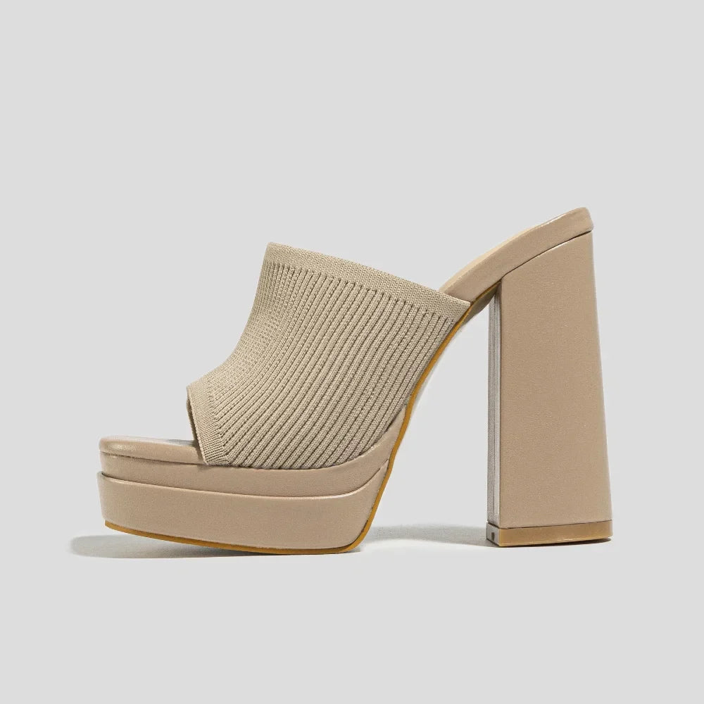 Comfortable women's platform sandals with chunky heel, perfect for everyday summer style.
