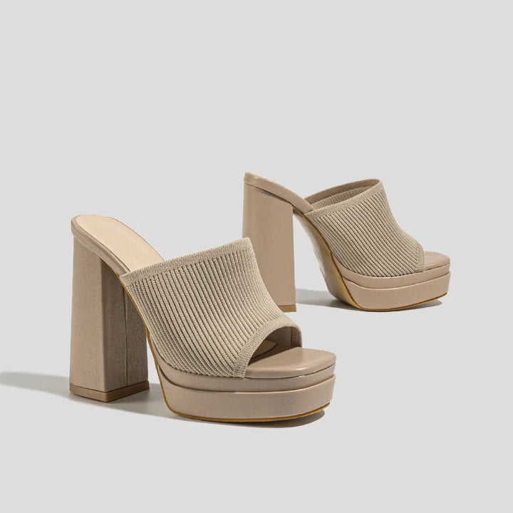 Casual women's platform walking sandals with chunky heel & adjustable strap for summer.
