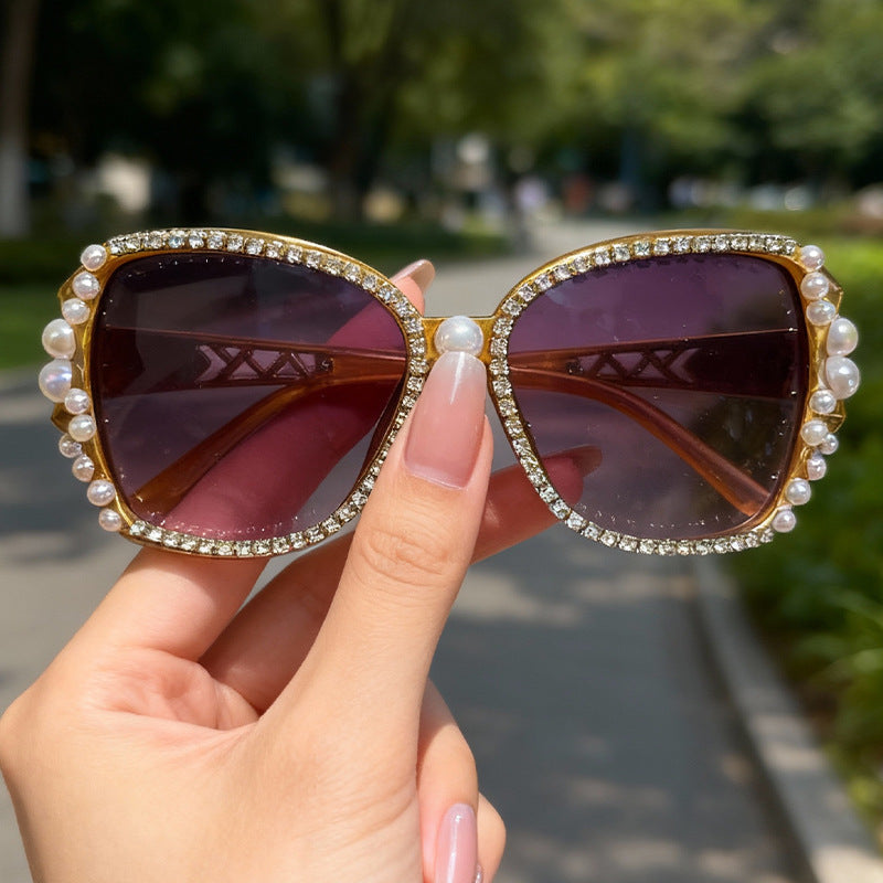Retro-inspired women's ornate cat-eye sunglasses, featuring chic embellishments for a glamorous and protective eyewear.