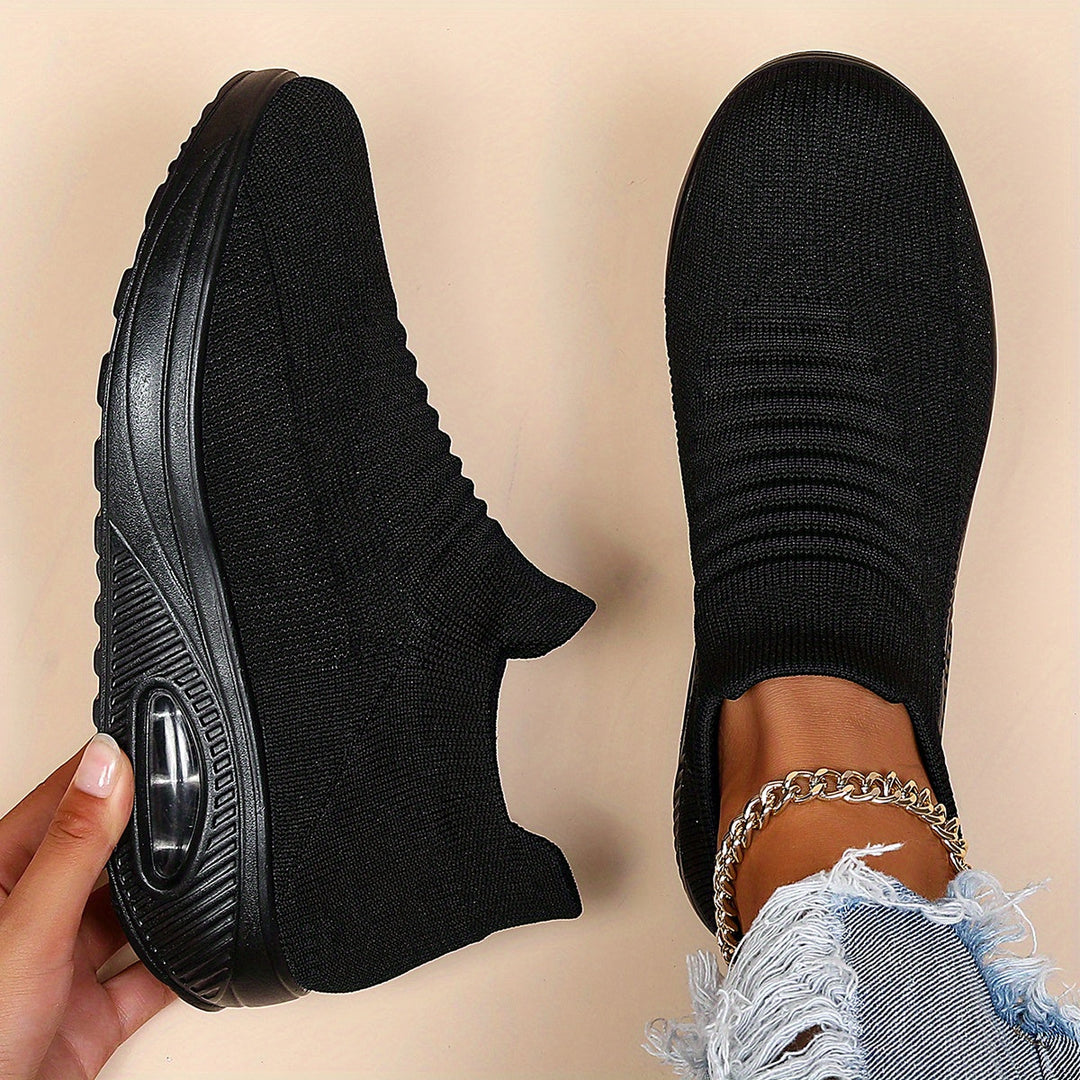 Lightweight women's comfort shoes with air cushion, wide fit & slip-resistant sole for daily wear.