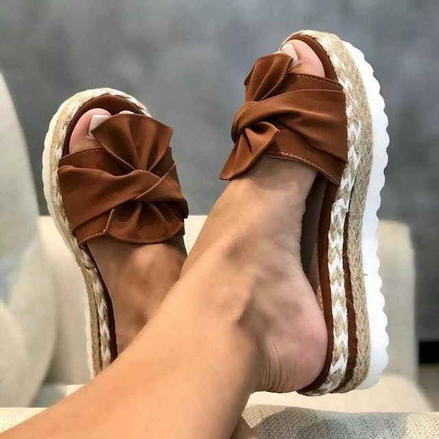 Slip-on women's sandals with orthopaedic support & cushioning, stylish and lightweight for summer comfort.