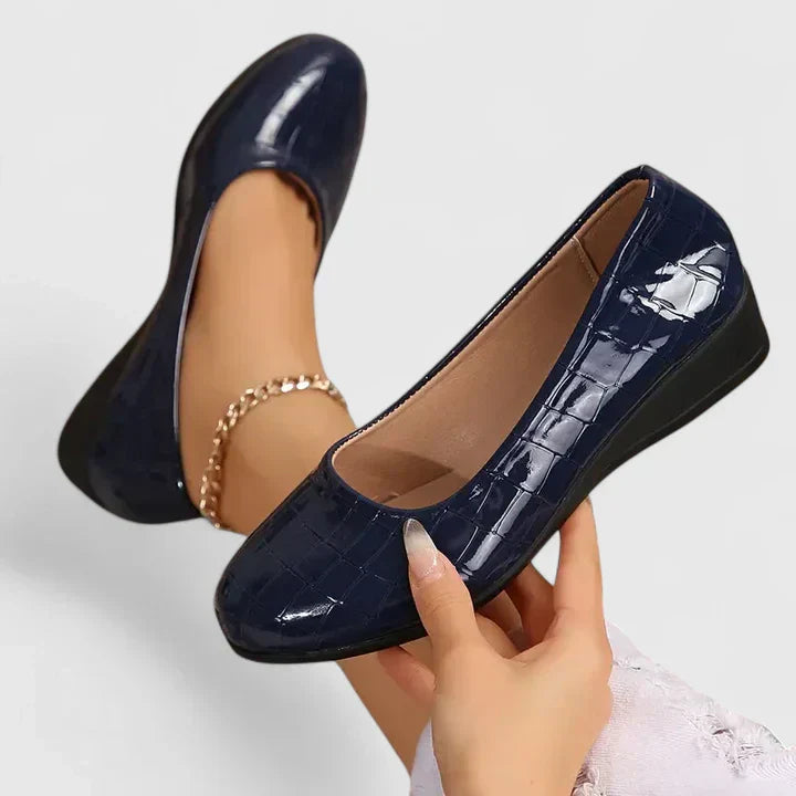Active women's orthopaedic walking shoes ensuring all-day comfort, pain relief, and healthy foot support.