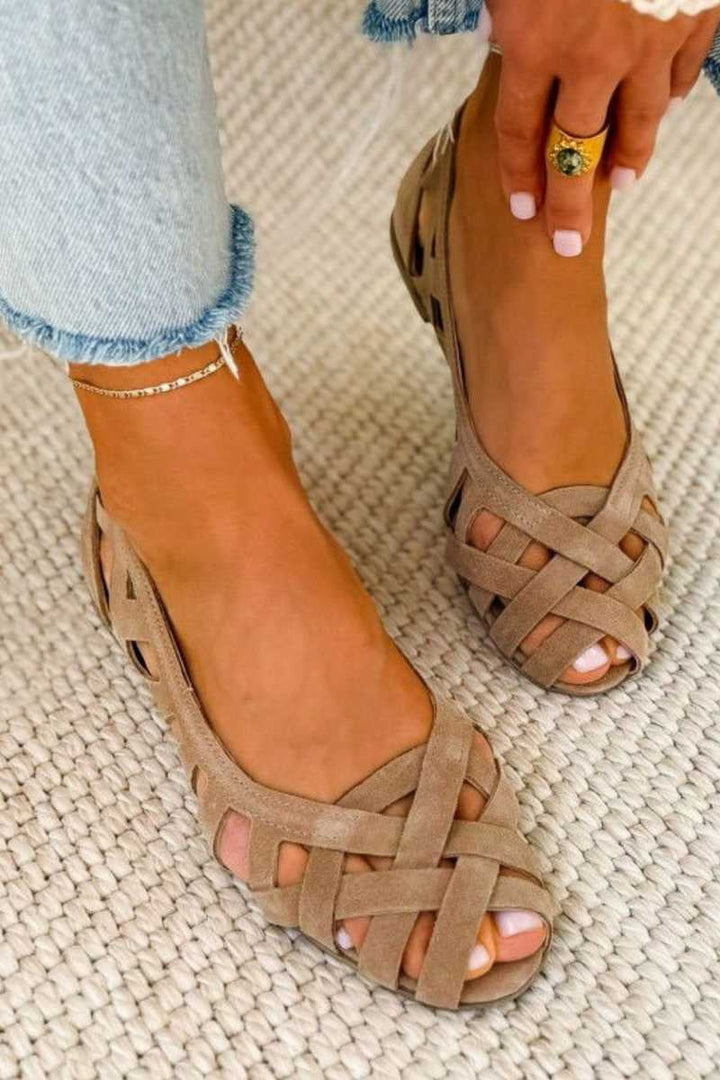 Comfortable women's flat sandals, featuring a stylish woven design, perfect for casual elegant summer wear.